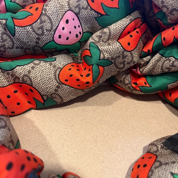 Gucci Silk Strawberry Headband New Condition - Picture 2 of 9